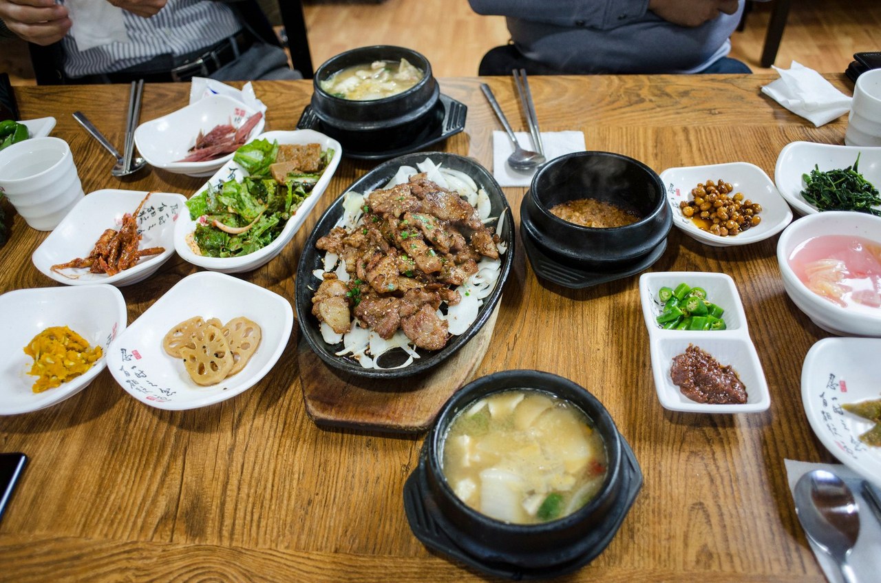 여러사람들과 음식먹는꿈 1